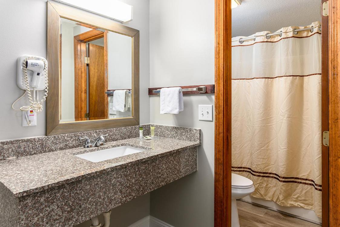 איסטהאם Captains Quarters Motel & Conference Center מראה חיצוני תמונה